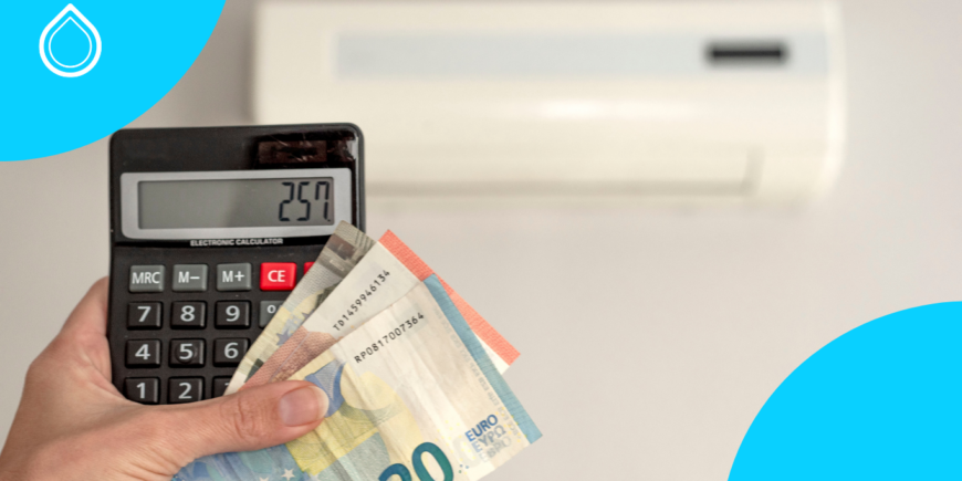 calcolatrice e soldi davanti ad un condizionatore per capire quanto consuma
