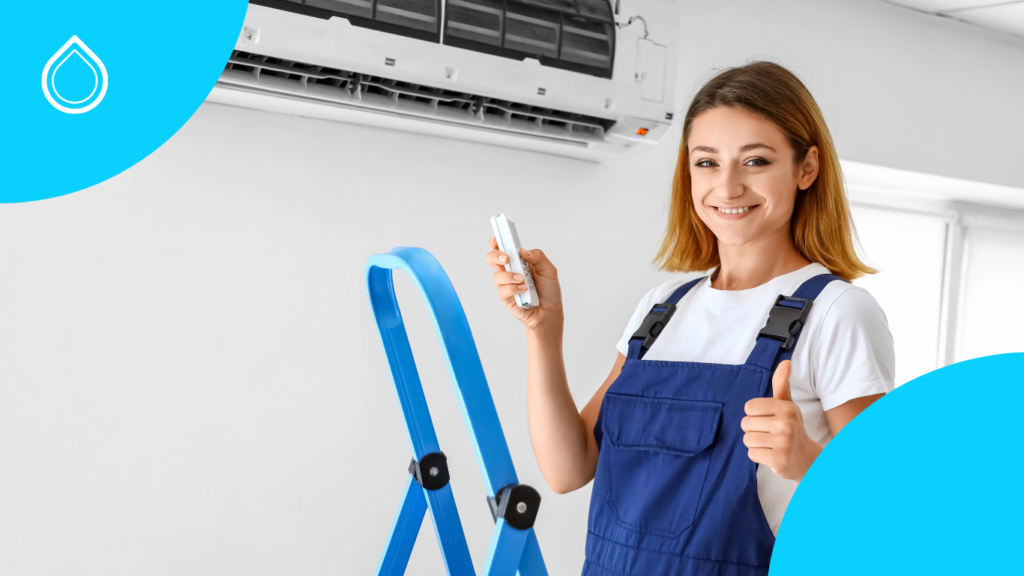tecnico donna sorridente che monta condizionatore nuovo