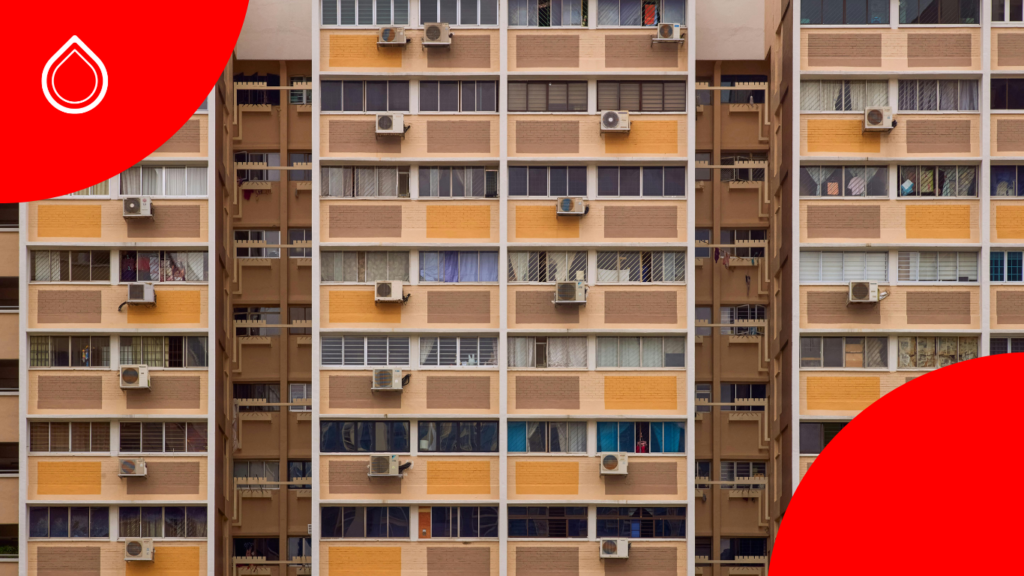 facciata di un grosso condominio con moltissime unità esterne di condizionatori